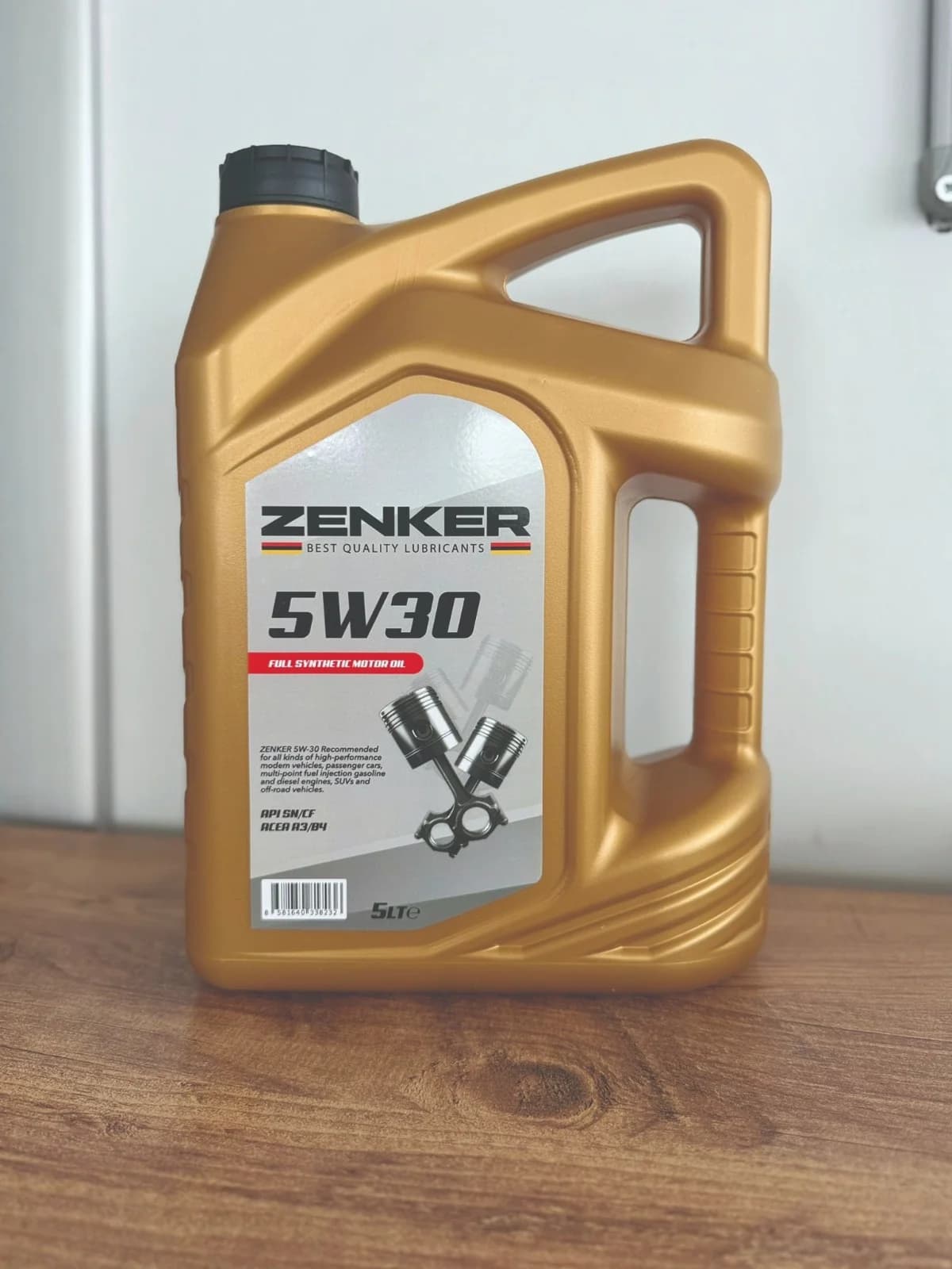 Zenker 5W-30 tam sentetik motor yağı 5 litre altın renk bidon ambalaj